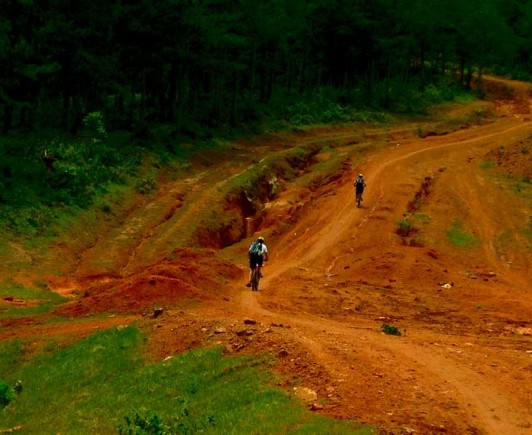 mountainbiking-in-dalat-with-highland-sport-travel-(1)